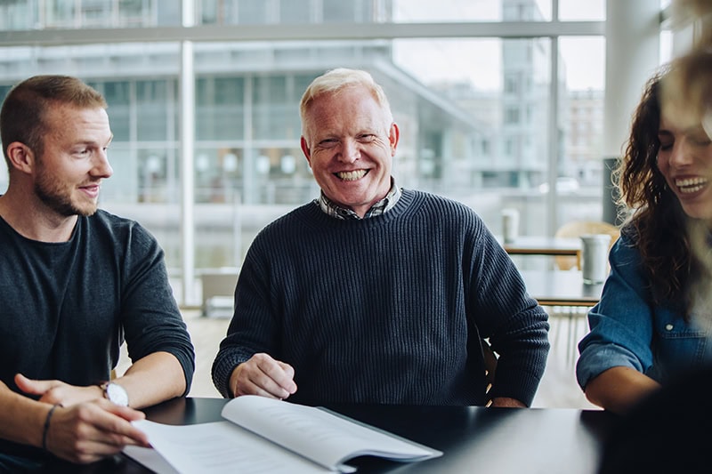 Kolleger med viden om deres DISC-profiler skaber bedre trivsel og teamsamarbejde med en workshop.