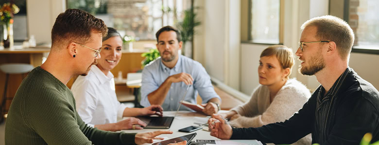 Det dedikerede projektteam er samlet til engagerende workshop på arbejdspladsen.