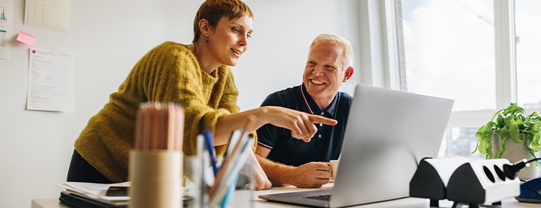 Kollegaer taler om lederudvikling til ledelsesteam-workshop.