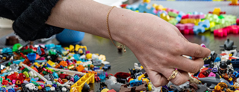 Ledere arbejder med strategiudvikling på lego workshop.