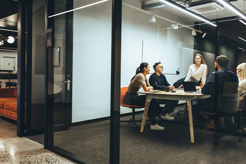 High performance medarbejderteam i mødelokale.