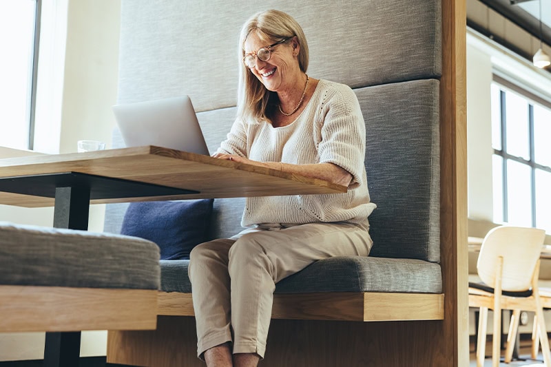 Kvinde i et medarbejderteam sidder ved laptop og gennemfører en DISC personlighedstest.