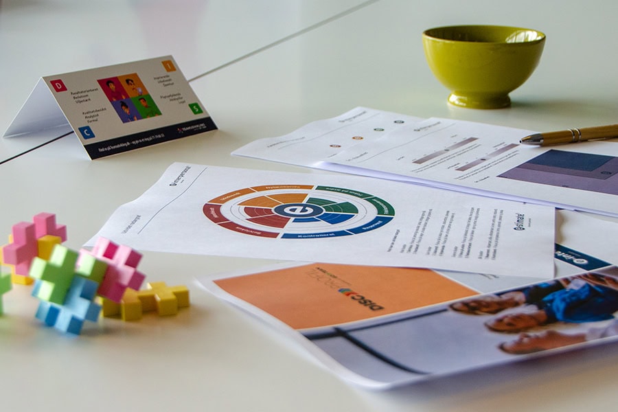 DISC profilrapport med vigtig indsigt på bord som bruges i teamudviklingsforløb.