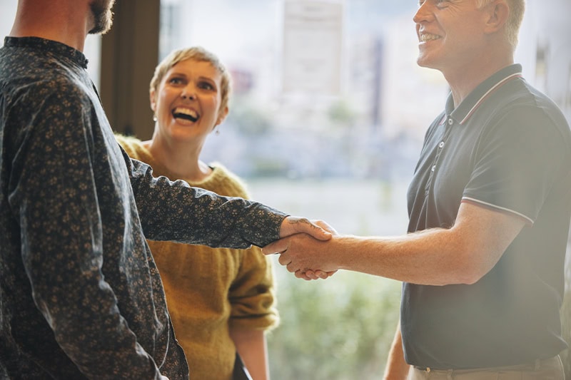 Golemans 6 ledelsesstile: Den tilknyttende leder og kolleger hilser på hinanden.