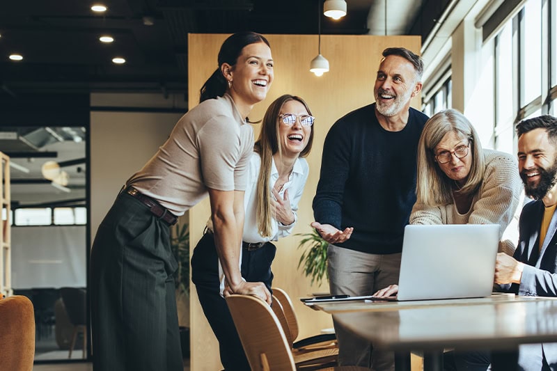 Medarbejderteam arbejder effektivt sammen efter teamudviklingsforløb.