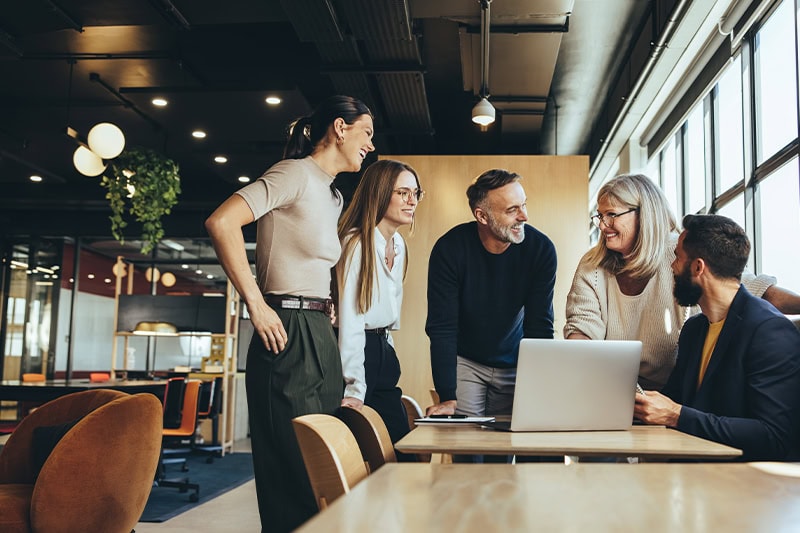 Velfungerende team arbejder sammen på arbejdspladsen.